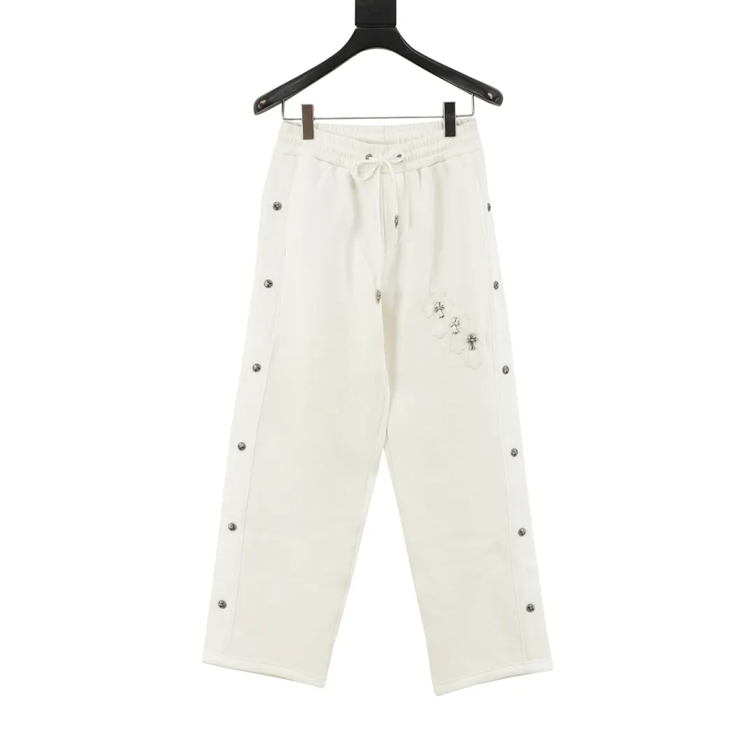 🅿️390 CH/Cro Heart Cross patch embroidered trousers. The fabric is made of custom woven composite fabric. It is dyed and then treated with wool. It is silky and super soft compared to the original version. The fabric texture has clear and obvious strands and excellent drape. The exquisite workmanship has reached foreign trade export standards. The cross on both sides of the front panel is embroidered with Sanskrit. It is fashionable and individual. It is super versatile and good-looking. It is a must-have for fashionable men and women. It is unparalleled in terms of upper body comfort. size：XS-L